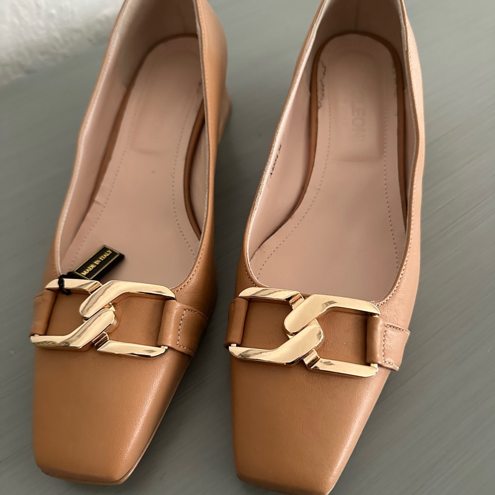 Chic Tan Leather Flats with Gold Chain Accent